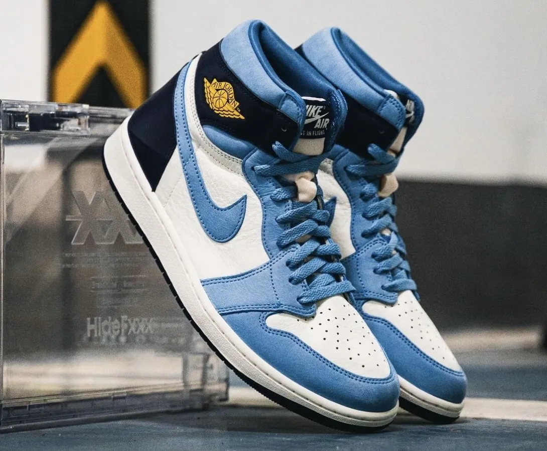 Air Jordan 1 High OG WMNS First in Flight flight