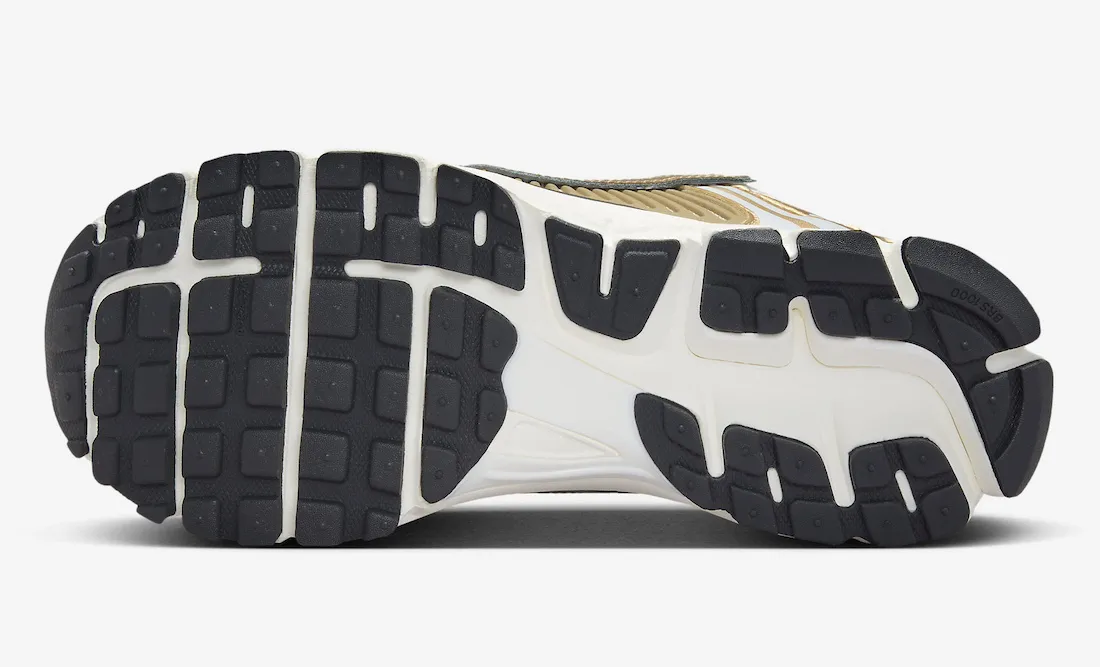 Nike WMNS Zoom Vomero 5 Metallic Gold 4