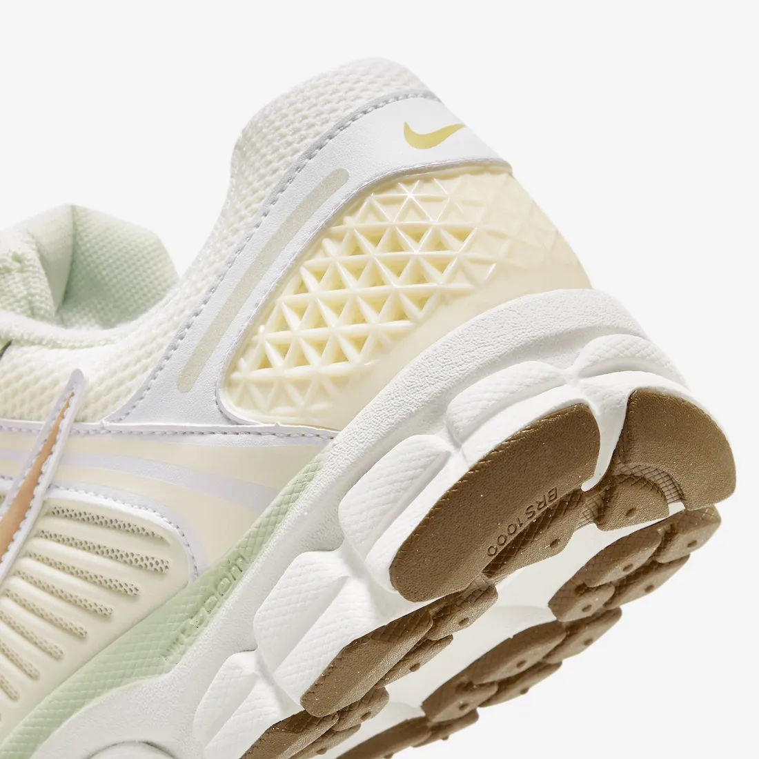 Nike WMNS Zoom Vomero 5 Sail Gold 6