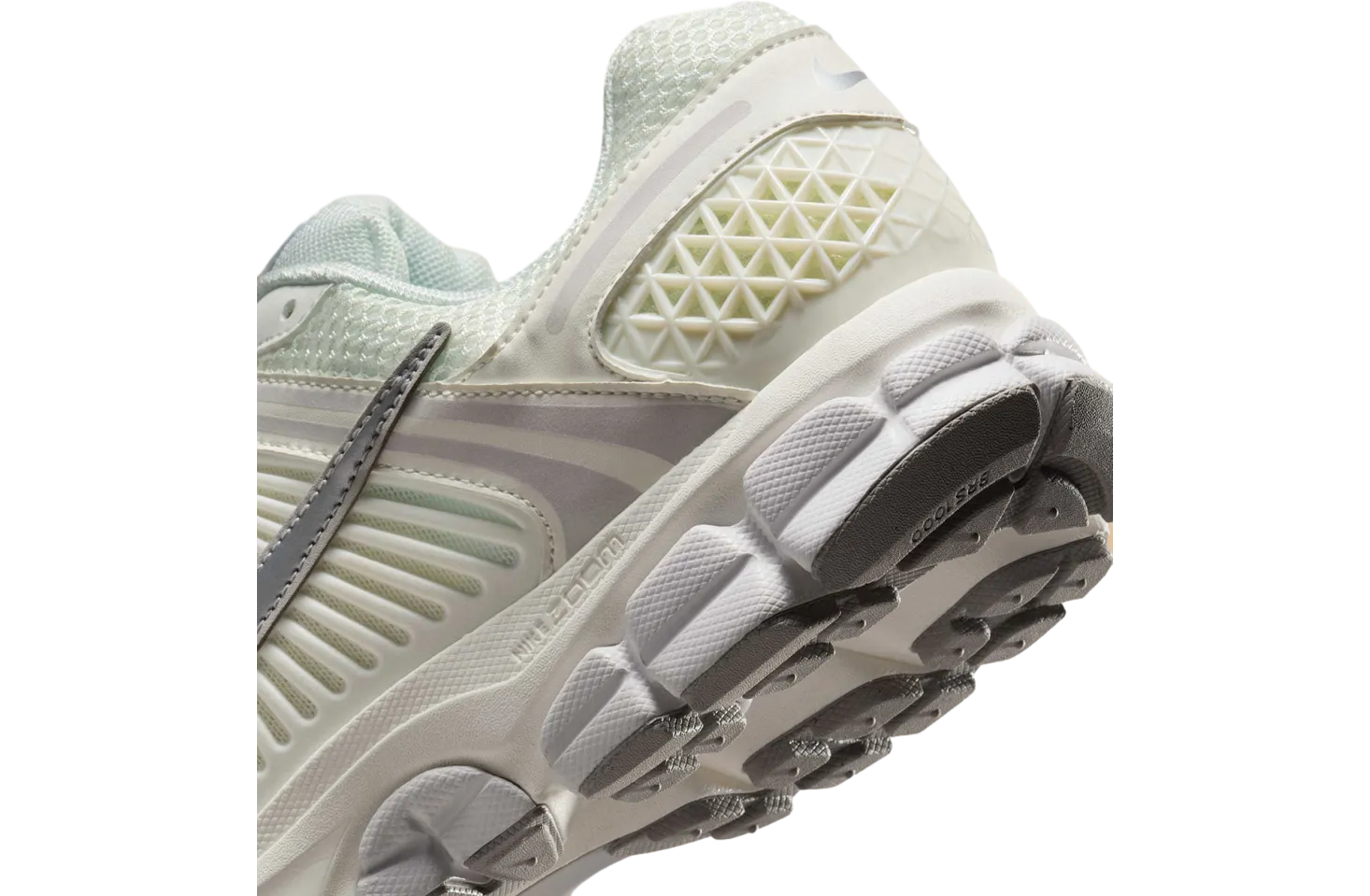 nike zoom vomero 5 wmns sail metallic silver vast grey 4
