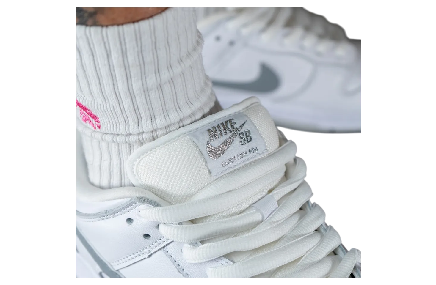 supreme x nike sb dunk low white metallic silver white 10